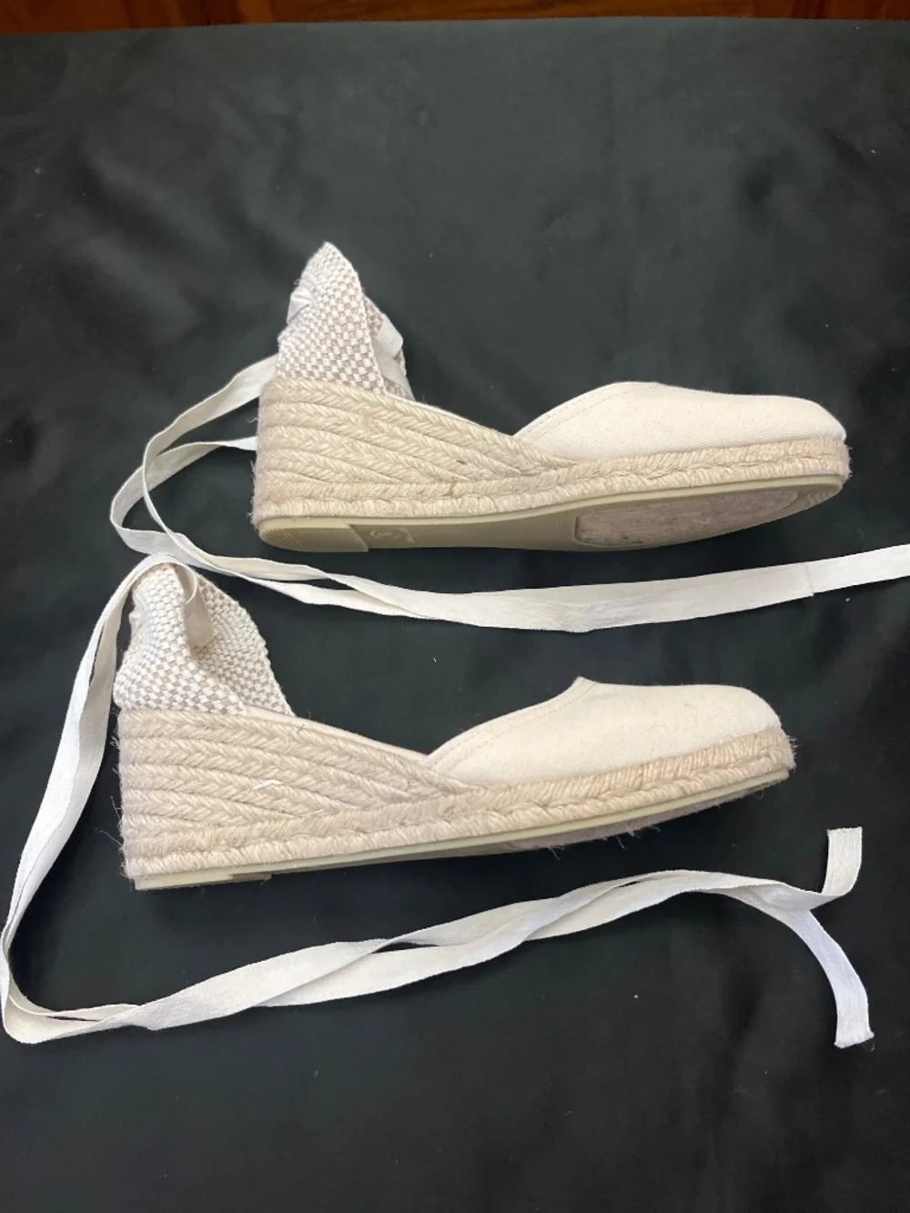 NWOT Cream Color Dalson Brand Espadrille Shoes With Ankle Ties.  Sz. 9.